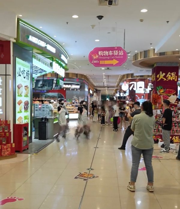 360配资网 天津一网红蛋糕店门口女子热舞被疑“擦边”营销 品牌方：代理商行为，总部无权管理