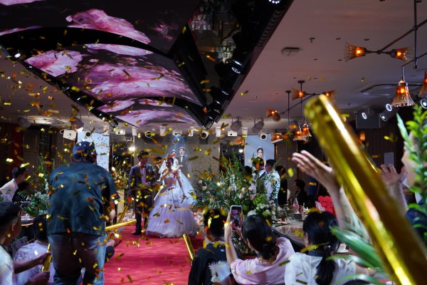 掌柜配资 坐着直升机去海底捞办婚礼，年轻人有自己的仪式感