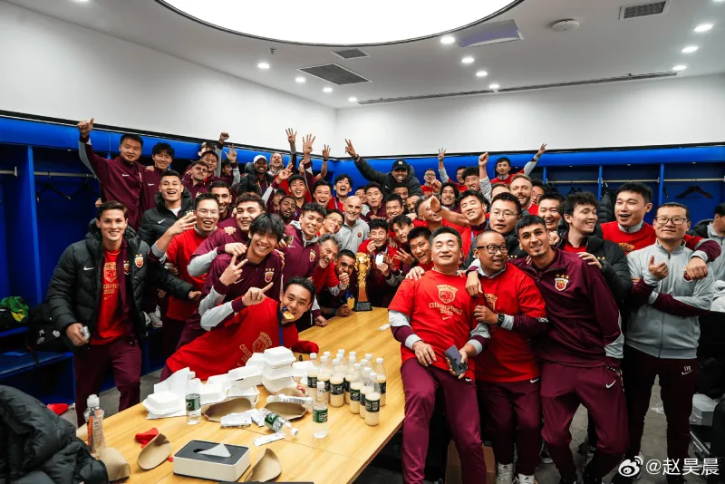 千里马配资 最多落后上海申花6分，不被人看好的上海海港队，靠啥完成夺冠惊天大逆转？